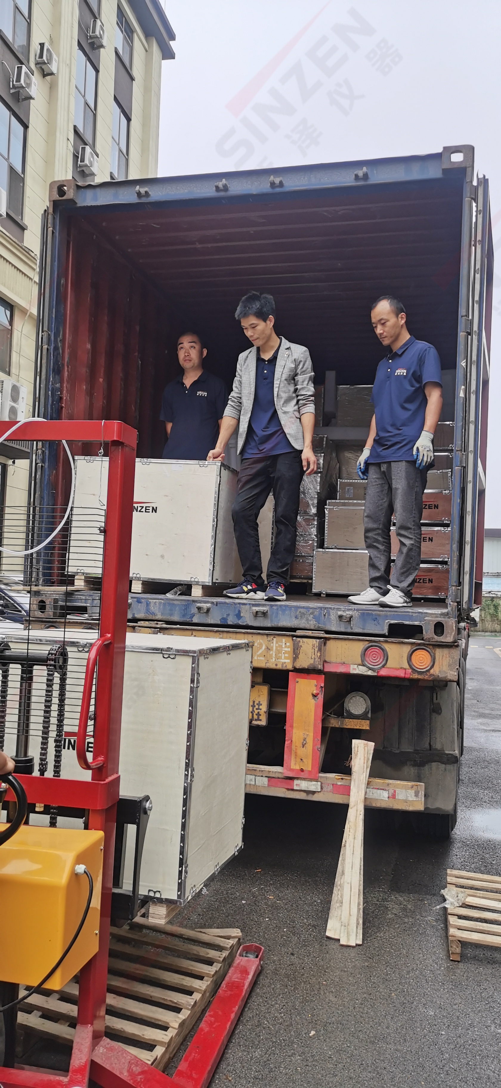 煙氣在線監(jiān)測設(shè)備發(fā)貨現(xiàn)場